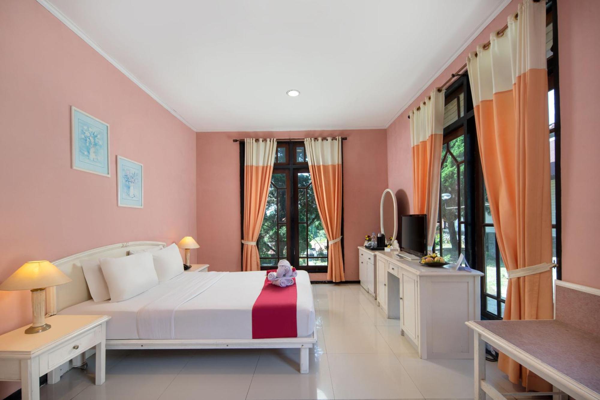 Royal Hotel And Villas Trawas Exterior foto